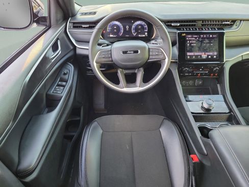 Certified 2025 Jeep Grand Cherokee Altitude RWD image 8