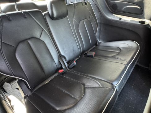 Used 2025 Chrysler Pacifica Limited FWD image 19