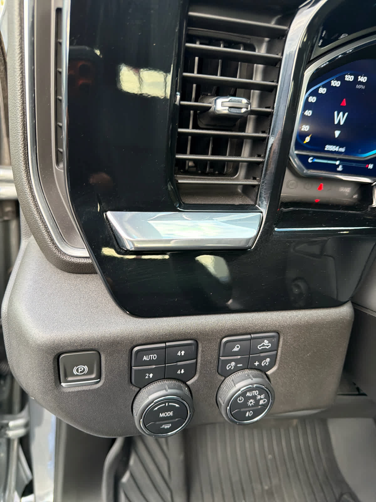Used 2024 Chevrolet Silverado 1500 LTZ AWD/4WD image 18