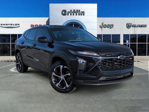 Used 2025 Chevrolet Trax RS w/ Sunroof Package image 2