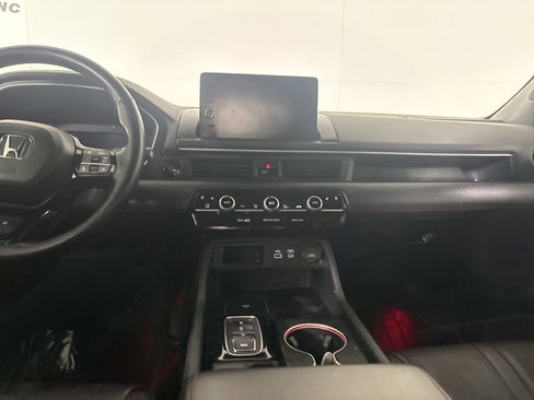 Used 2025 Honda Pilot Black Edition image 24