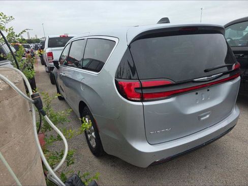 Used 2024 Chrysler Pacifica Touring-L FWD image 11