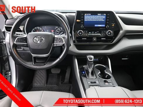 Used 2022 Toyota Highlander XLE AWD/4WD image 11