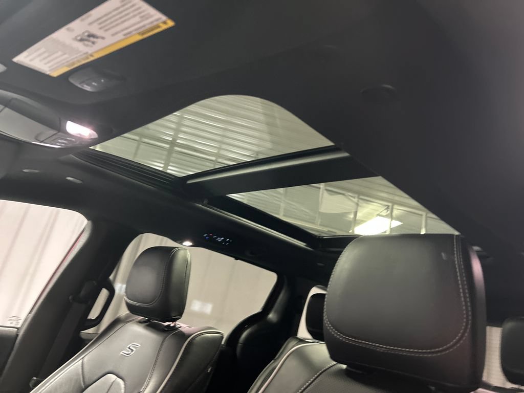 Used 2025 Chrysler Pacifica Premium FWD image 21