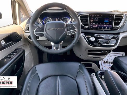 Used 2024 Chrysler Pacifica Touring-L image 5