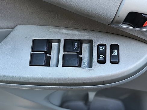 Used 2013 Toyota Corolla LE w/ Premium Pkg FWD image 28