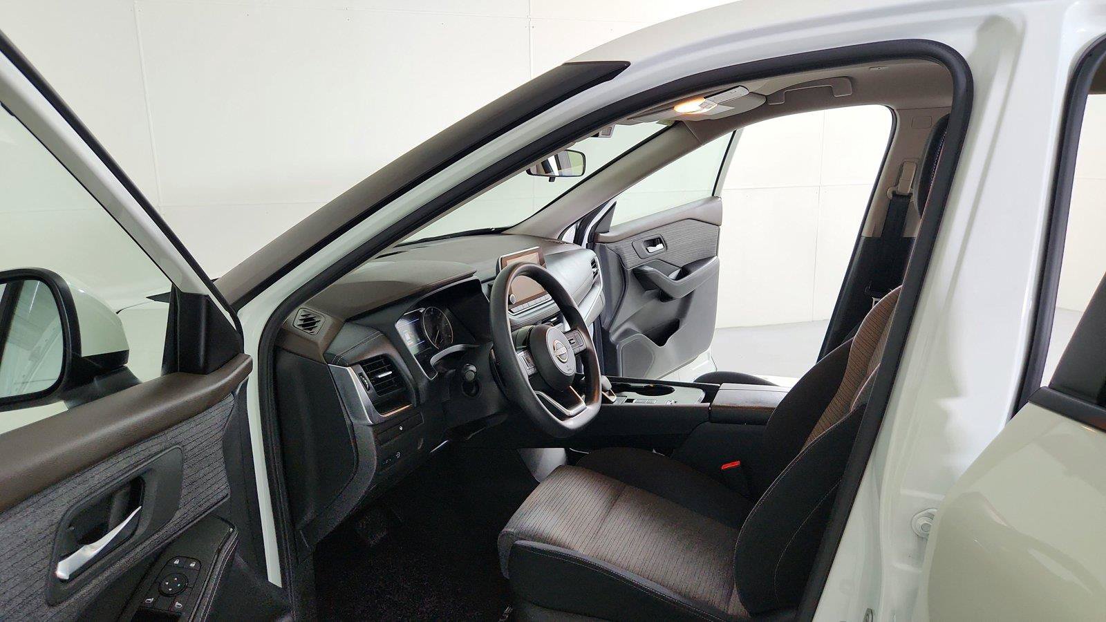 Used 2023 Nissan Rogue SV FWD image 16