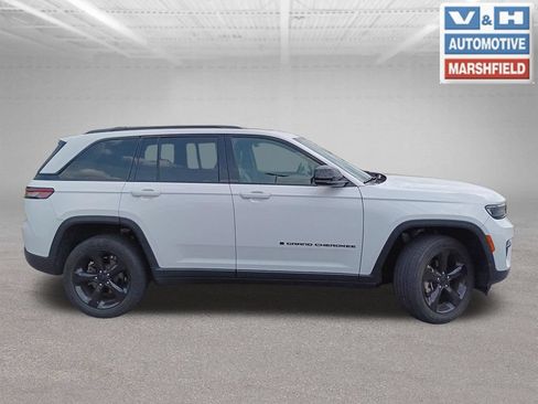 Used 2023 Jeep Grand Cherokee Altitude AWD/4WD image 2