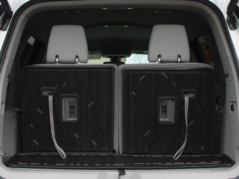 Used 2023 GMC Acadia SLT w/ Preferred Package image 13