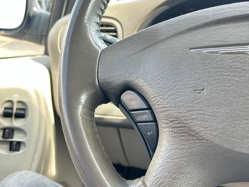 Used 2006 Chrysler Town & Country Touring image 35