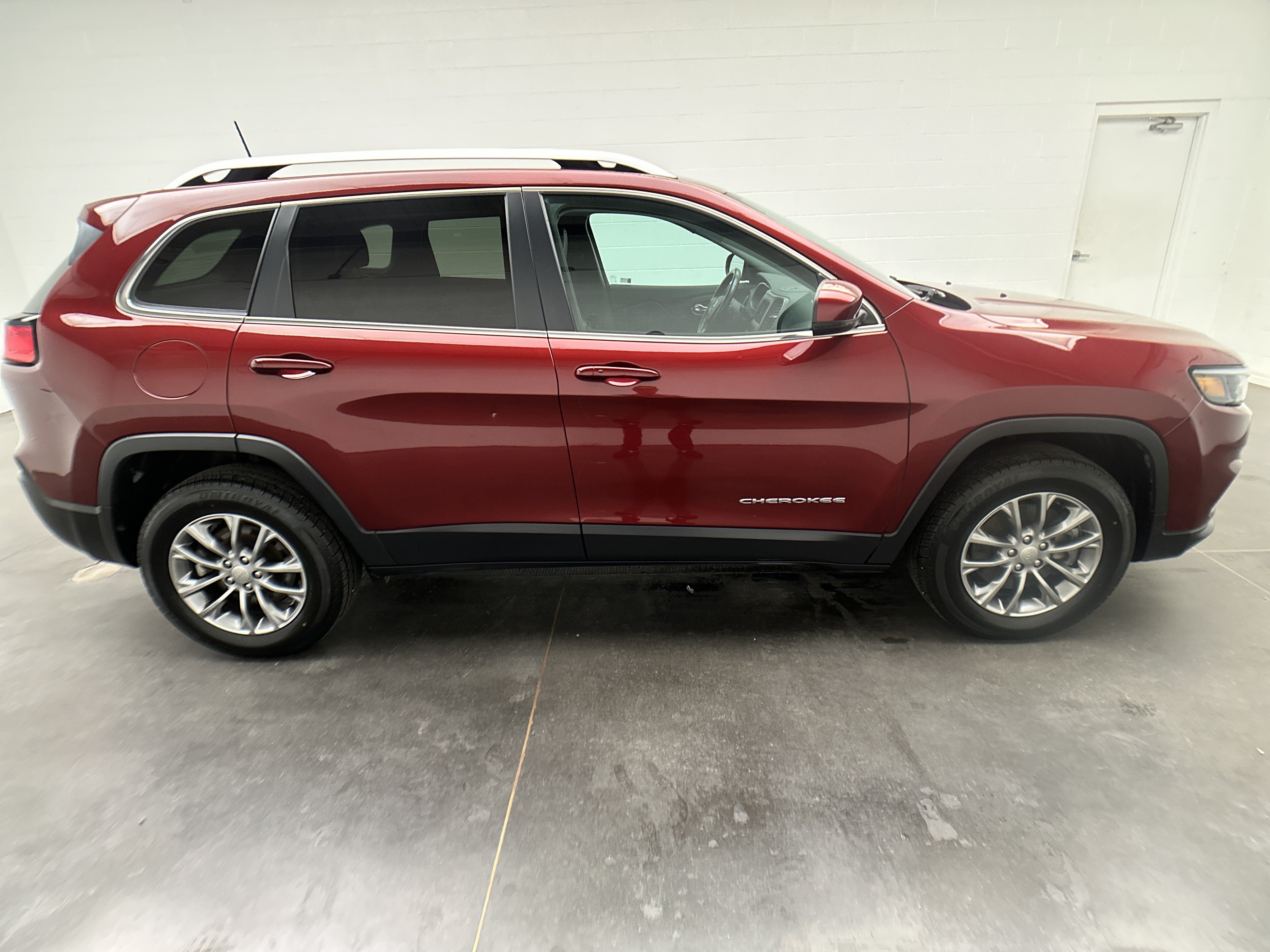 Used 2020 Jeep Cherokee Latitude Plus w/ Comfort/Convenience Group AWD/4WD image 40
