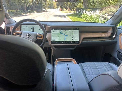 Used 2025 Rivian R1S Premium AWD/4WD image 22