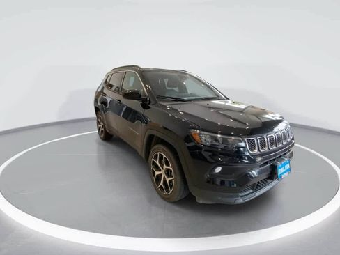 Used 2024 Jeep Compass Latitude AWD/4WD image 2