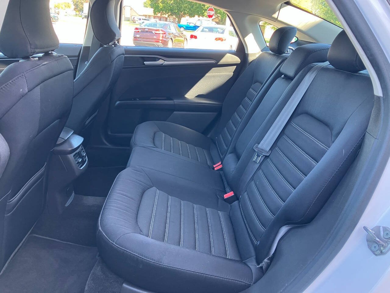 Used 2015 Ford Fusion SE FWD image 12