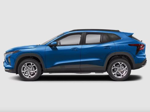 Used 2024 Chevrolet Trax LT w/ Driver Confidence Package FWD image 2