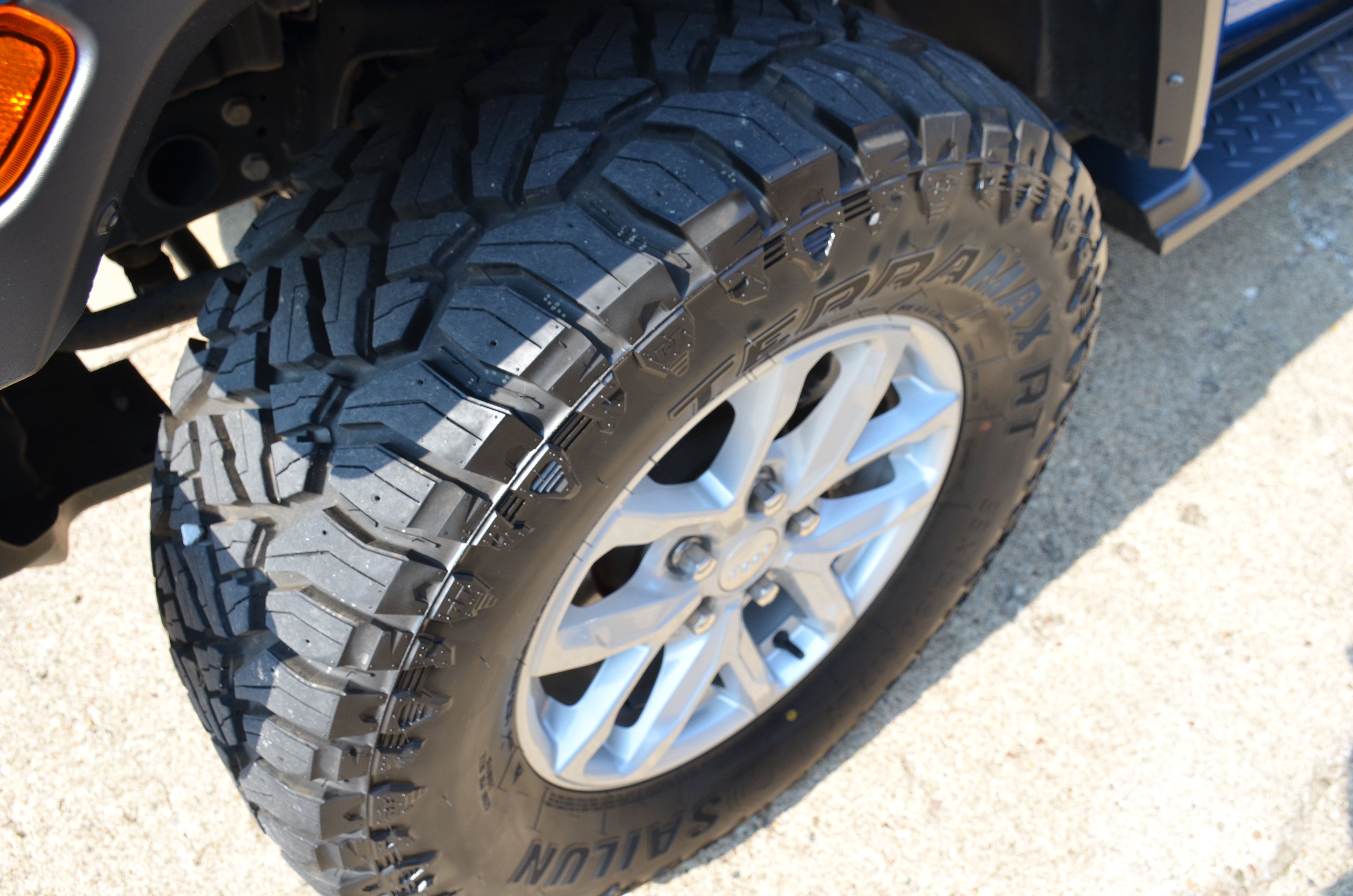 Used 2023 Jeep Gladiator Sport AWD/4WD image 18