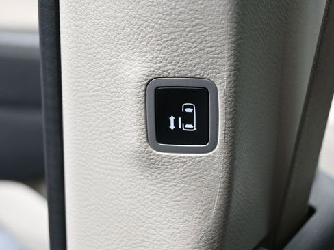 Used 2023 Chrysler Pacifica Touring-L FWD image 24