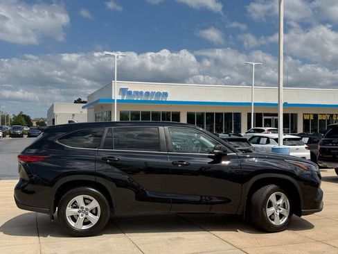 Used 2023 Toyota Highlander LE AWD/4WD image 4