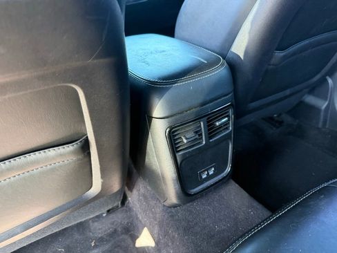 Used 2018 Chrysler 300 S AWD/4WD image 7