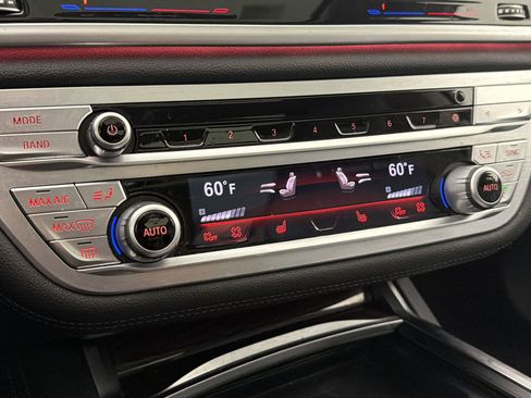 Used 2022 BMW 750i xDrive AWD/4WD image 18