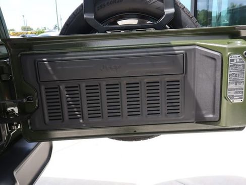 Used 2024 Jeep Wrangler Unlimited Sahara w/ Technology Group AWD/4WD image 23