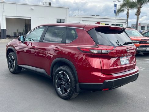 Used 2024 Nissan Rogue SV image 8