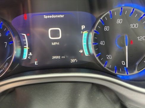 Used 2021 Chrysler Pacifica Touring w/ Uconnect Theater Family Group image 6