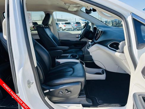 Used 2023 Chrysler Pacifica Touring-L w/ Uconnect Theater Family Group image 38