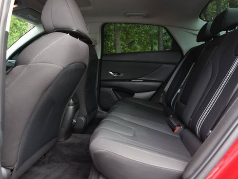 Used 2024 Hyundai Elantra SEL w/ Convenience Package FWD image 16