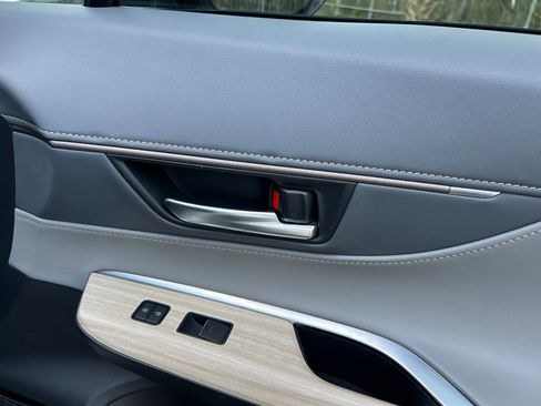 Used 2021 Toyota Venza Limited image 46