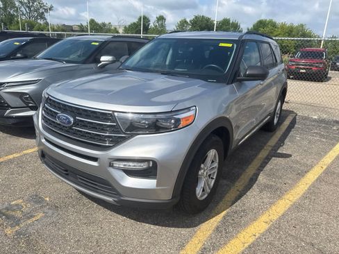 Used 2023 Ford Explorer XLT w/ Equipment Group 202A AWD/4WD image 3