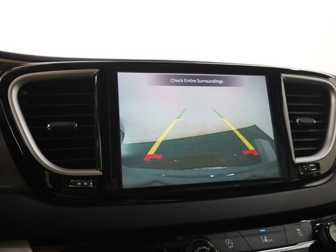 Used 2022 Chrysler Pacifica Touring-L FWD image 28