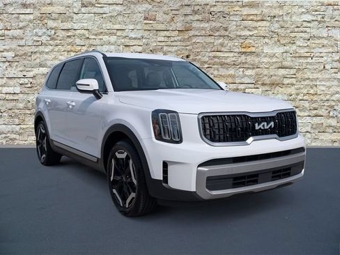 Used 2023 Kia Telluride EX w/ EX Captain's Chair Package FWD image 2