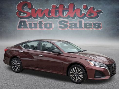 Used 2024 Nissan Altima 2.5 SV FWD image 1