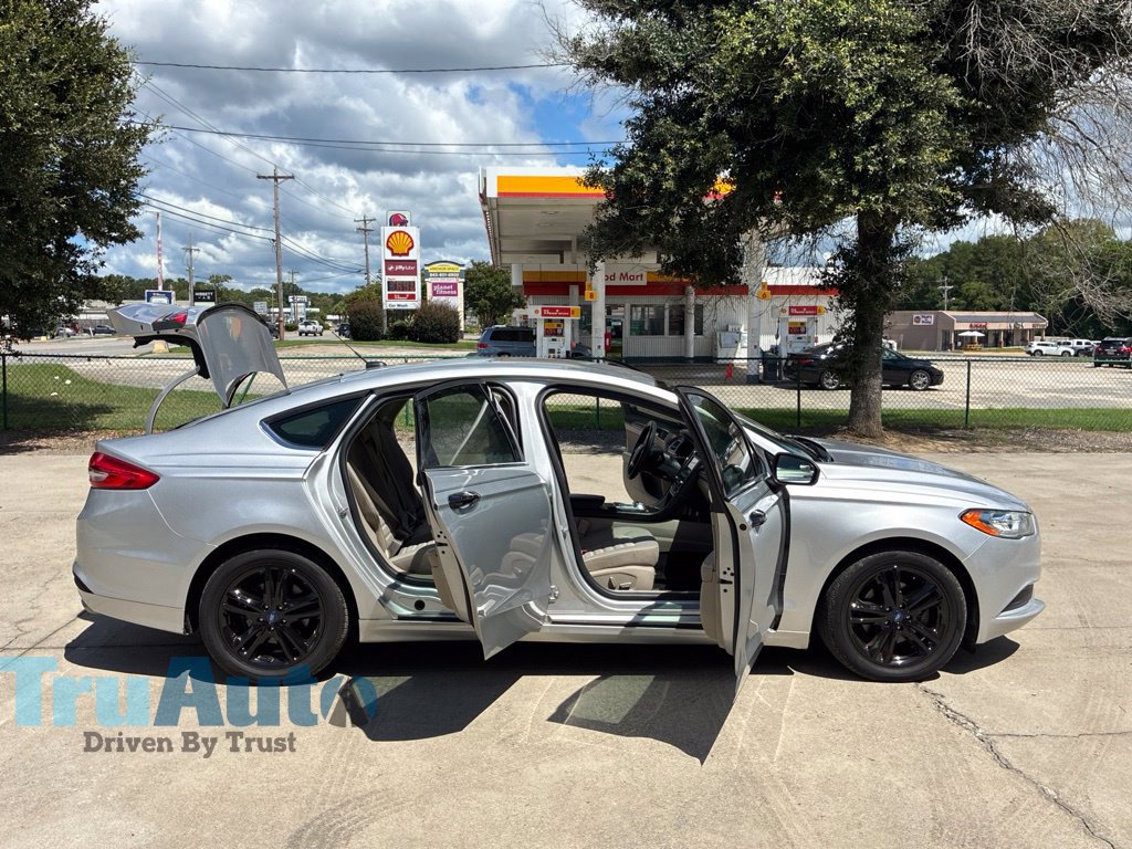 Used 2018 Ford Fusion SE w/ Fusion SE Technology Package FWD image 19