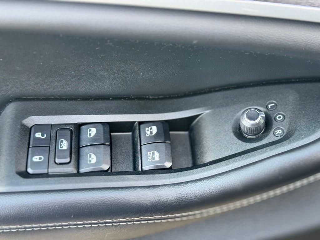 Used 2024 Jeep Grand Cherokee Limited w/ Black Appearance Package AWD/4WD image 23
