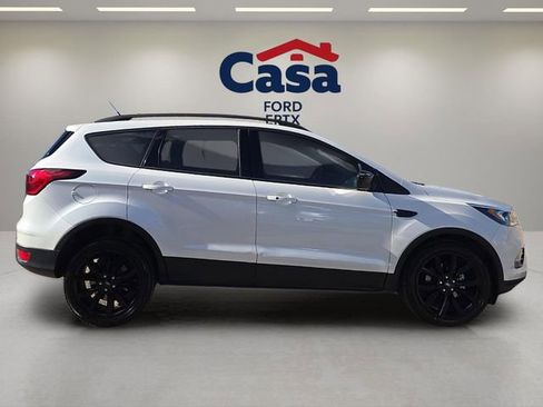 Used 2019 Ford Escape SE image 2