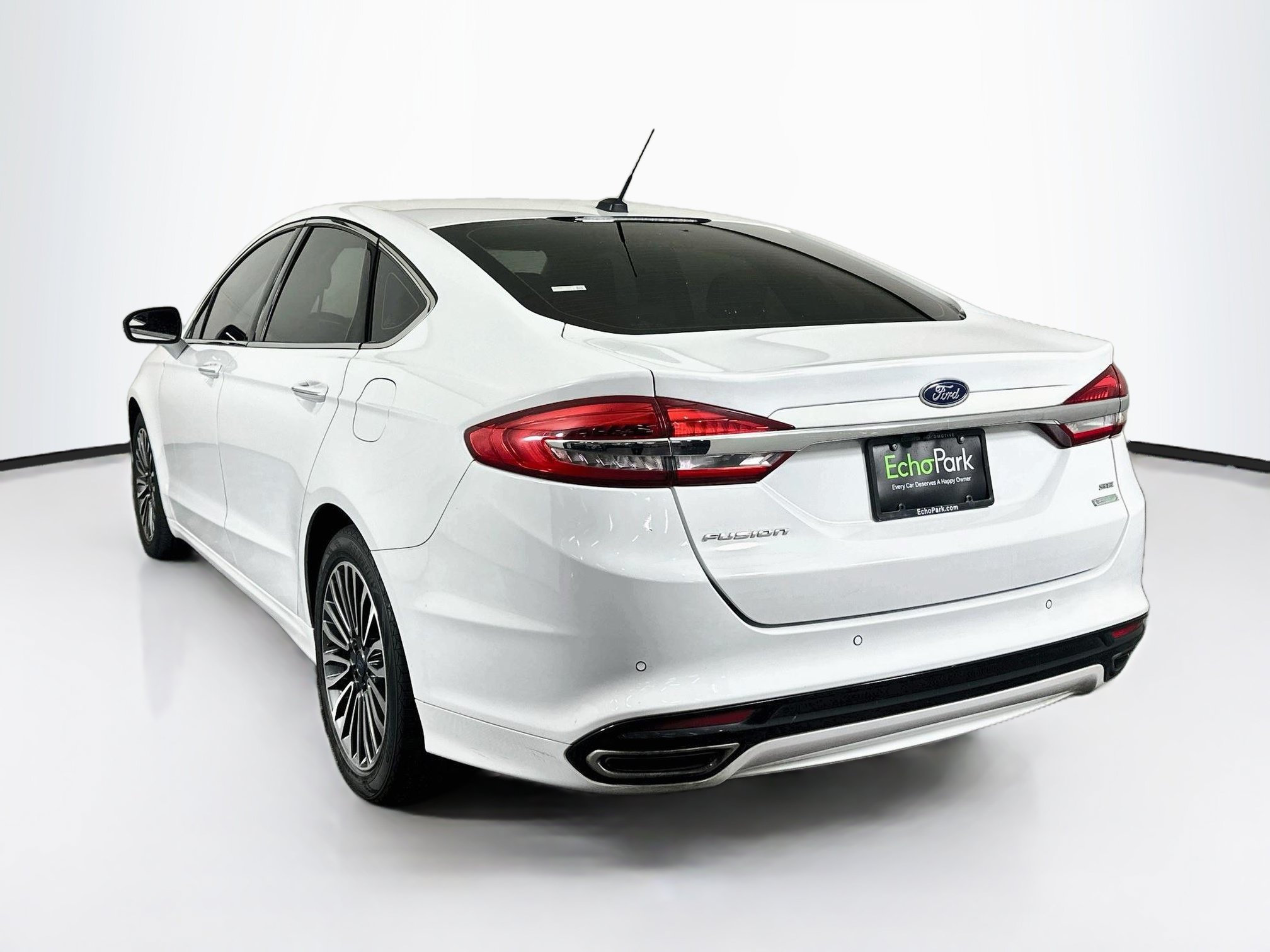 Used 2018 Ford Fusion SE w/ Fusion SE Technology Package FWD image 5