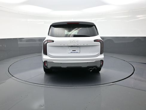 Used 2024 Kia Telluride EX w/ EX Captain's Chair Package image 4