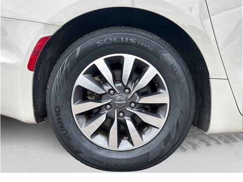 Used 2021 Chrysler Pacifica Touring-L image 16