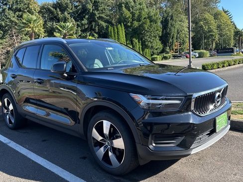 Used 2019 Volvo XC40 T5 Momentum image 1