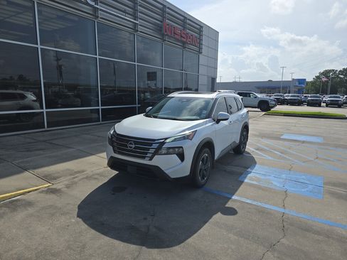 Used 2024 Nissan Rogue SV w/ SV Premium Package FWD image 2
