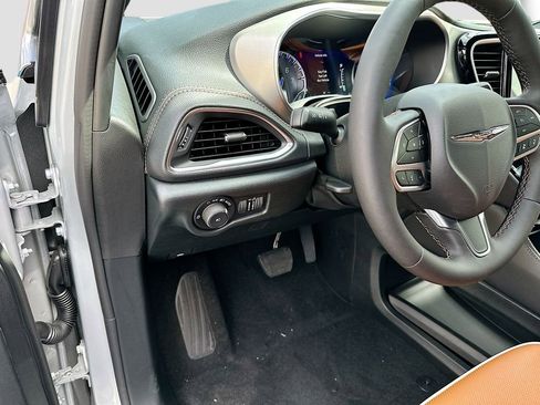 New 2026 Chrysler Pacifica Pinnacle image 13