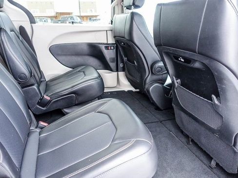 Used 2023 Chrysler Pacifica Touring-L image 12