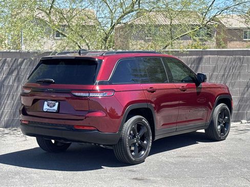 Used 2025 Jeep Grand Cherokee Altitude AWD/4WD image 8