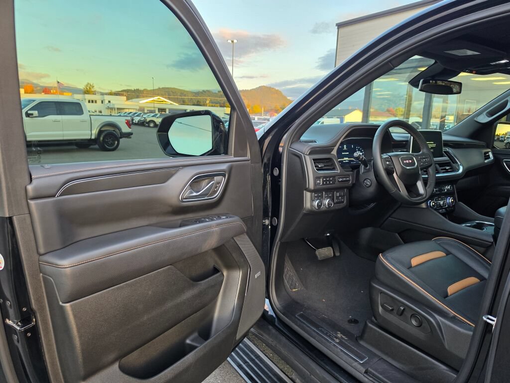 Used 2024 GMC Yukon XL AT4 w/ Technology Package AWD/4WD image 15