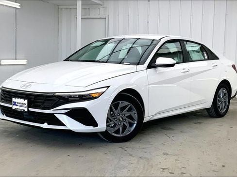 Used 2025 Hyundai Elantra Hybrid FWD image 2