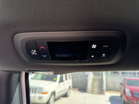 New 2026 Chrysler Pacifica Select AWD/4WD image 32