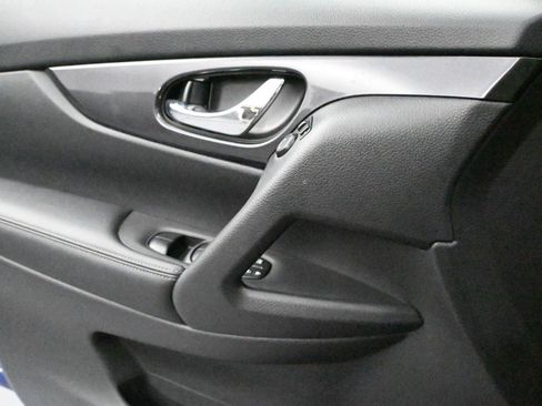 Used 2019 Nissan Rogue SV image 6