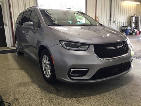 Used 2021 Chrysler Pacifica Touring-L FWD image 5